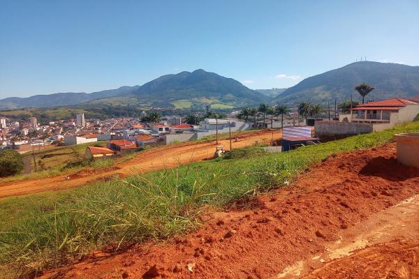 Aqui seu desejo de morar bem torna-se realidade. Loteamento Itália II, ótima localização com vista privilegiada para o centro de Andradas e para as montanhas, apenas 1 km da principal praça de Andradas, excelente oportunidade para construção da casa dos seus sonhos. Pare de sonhar e venha conhecer um dos melhores lançamentos em Andradas. Terrenos com diversos tamanhos e pagamento facilitado, com entrada e até 6 anos para pagar. - foto 3